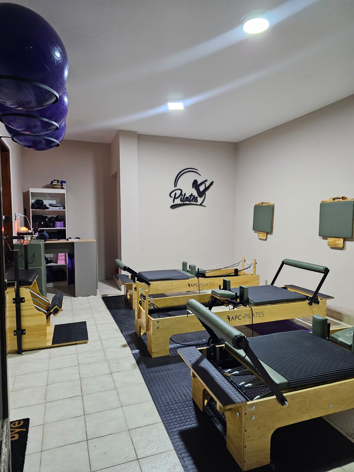 Interior del estudio de Pilates con reformers de madera